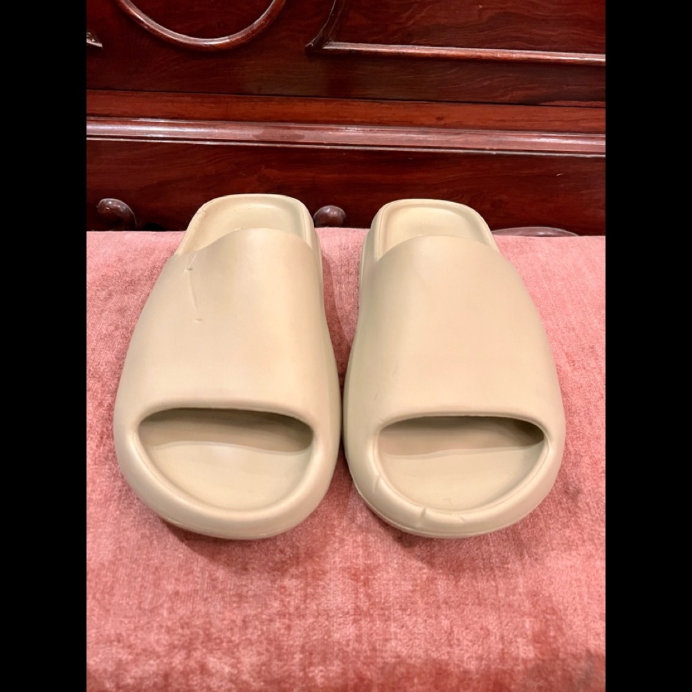 Yeezy Slides - Color: Resin - US 5 Mens / US 7 Women’s